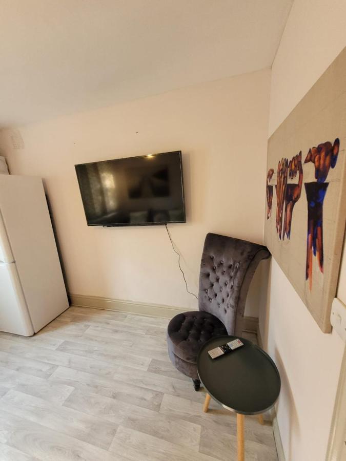 43 Kimberly Road Apartment Лондон Экстерьер фото