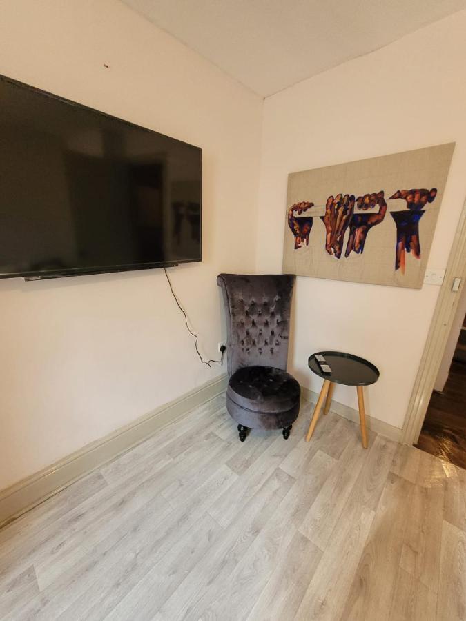 43 Kimberly Road Apartment Лондон Экстерьер фото