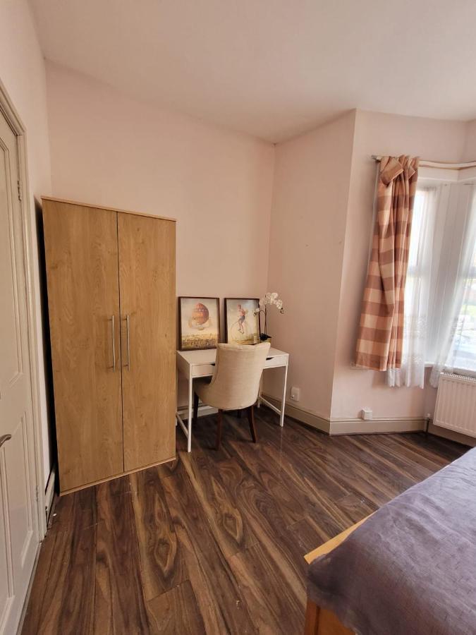 43 Kimberly Road Apartment Лондон Экстерьер фото